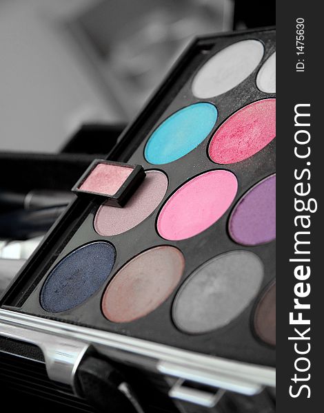 Picture of an eye shadow palette