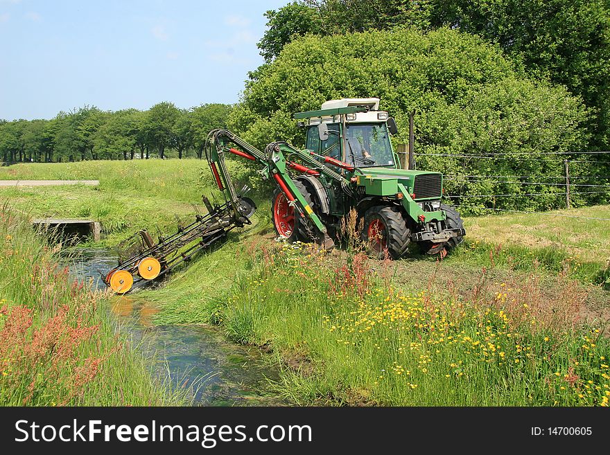 Mowing bank of a ditch for flow and abduction of water. Mowing bank of a ditch for flow and abduction of water