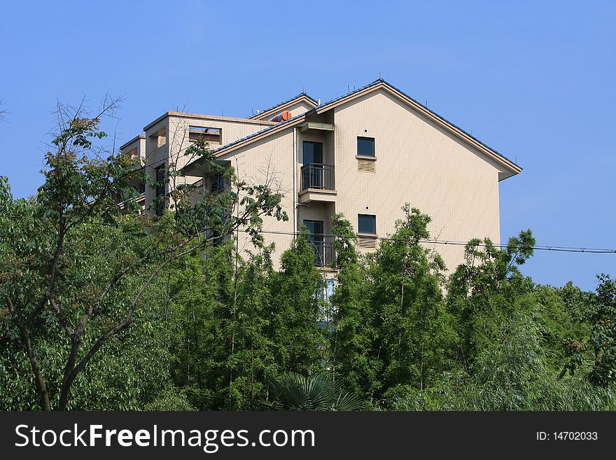 Under the blue sky, green trees of the house, beautiful environment, fresh air. Under the blue sky, green trees of the house, beautiful environment, fresh air.