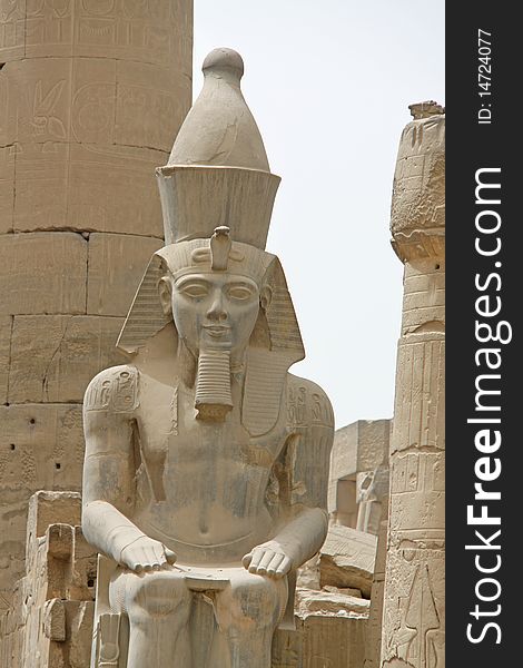 Statue of Ramses the Second, seated