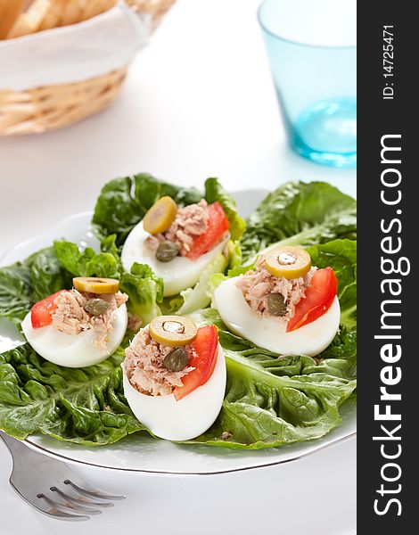 Salad of letuce egg tuna and olive