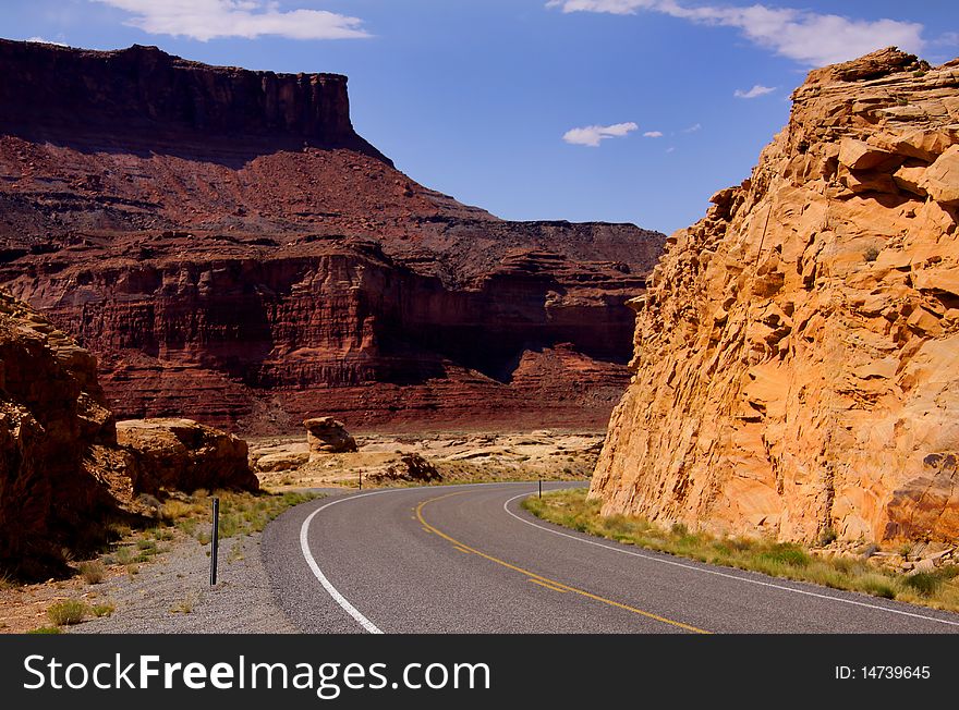 Scenic drive through Glen Canyon recreation area in Utah