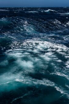Free Turquoise And Blue Ocean Water With Bubbles And Waves As A Nature Background Stock Images - 147324514