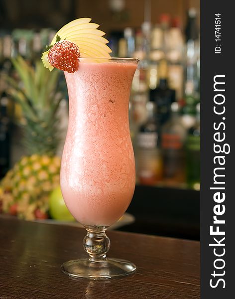 Strawberry Longdrink in a hurricaneglass with decoration of strawberry