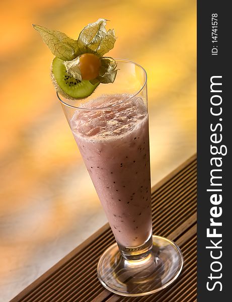 Smoothie with cranberry, kiwi and crushed ice