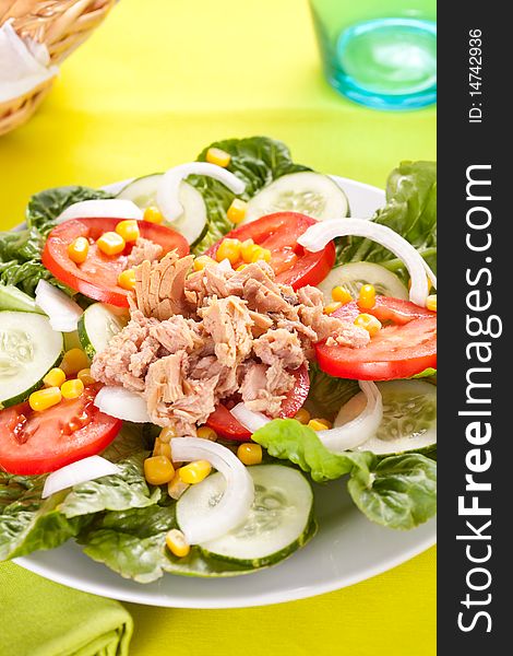 Salad tuna tomato corn and onion