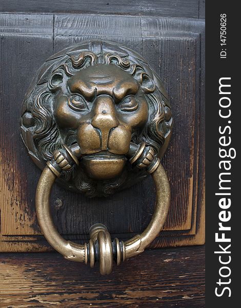 Lion head sculptured door handle on the main entrance to HandelshÃ¶gskolan in Stockholm