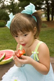 Eating Strawberries Royalty Free Stock Photography Eating Strawberries Royalty Free Stock Photography