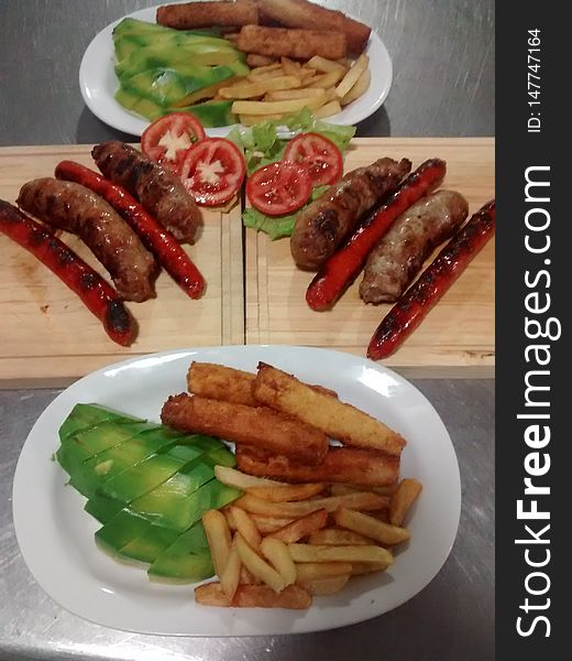 GRILLED MEAT AND CHICKEN IN HIS ANAFRE IN RESTAURANT READY TO EAT OR SERVE IN BARBECUE WITH CHORIZOS AVOCADO AND FRIED POTATOES. GRILLED MEAT AND CHICKEN IN HIS ANAFRE IN RESTAURANT READY TO EAT OR SERVE IN BARBECUE WITH CHORIZOS AVOCADO AND FRIED POTATOES