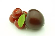 Plum And Cherry Royalty Free Stock Images Plum And Cherry Royalty Free Stock Images