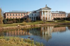 Office Building With Pond And Ducks Royalty Free Stock Photography Office Building With Pond And Ducks Royalty Free Stock Photography