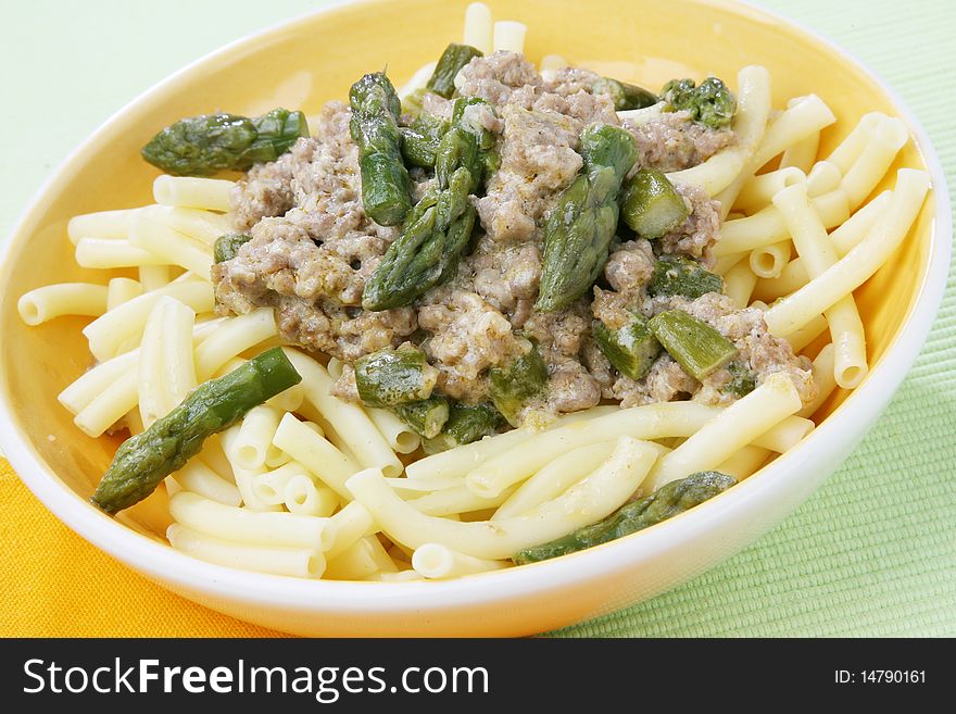 Delicious pasta with asparagus and meat