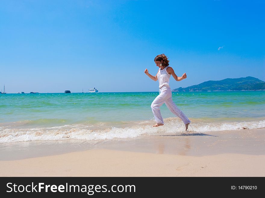 Girl runs at the sea