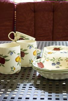 Porcelain Jugs And Mugs Royalty Free Stock Images Porcelain Jugs And Mugs Royalty Free Stock Images