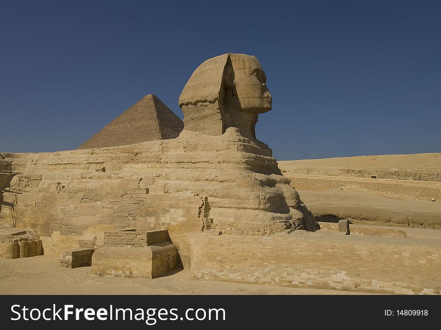 Sfinks and pyramid in Giza