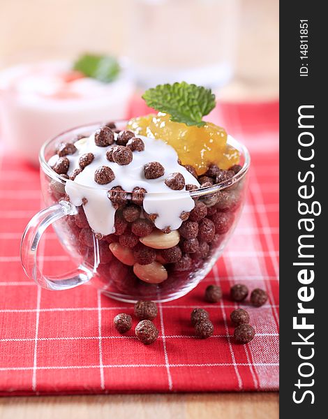 Chocolate breakfast cereal with yogurt and preserve