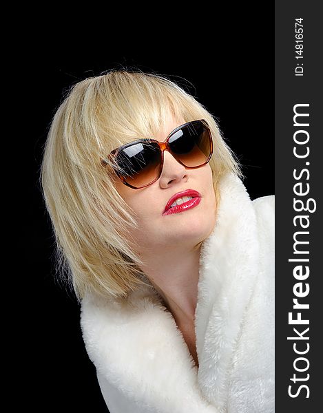 Blond girl with fur coat and sunglasses