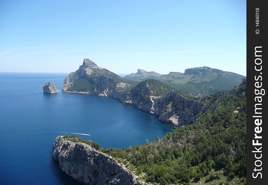 Picture of a transparent, turquoise sea.