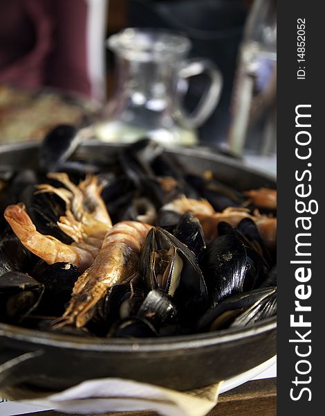 Mussels with shrimp steamed with white wine.