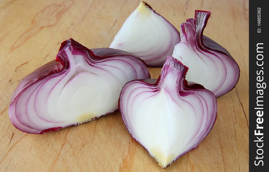 Red onion slices on kitchen board