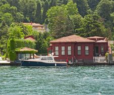 Luxury Villa On A River Royalty Free Stock Images Luxury Villa On A River Royalty Free Stock Images