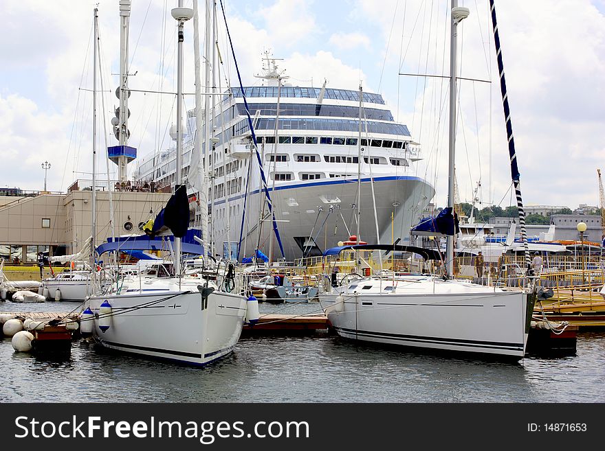 In the yacht club a lot of interesting, white yacht coexist with a huge passenger ship, the romance of travel in front of you, do not wait go ahead. In the yacht club a lot of interesting, white yacht coexist with a huge passenger ship, the romance of travel in front of you, do not wait go ahead