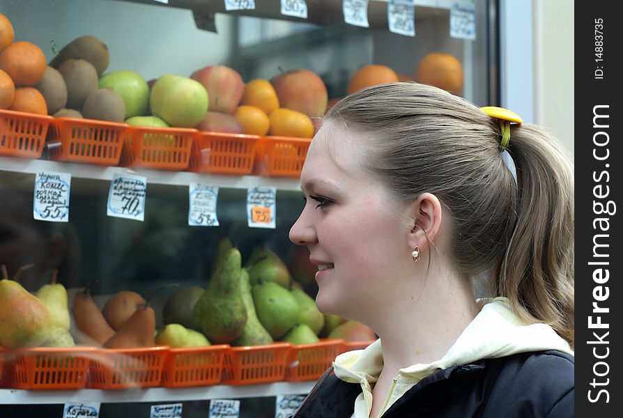 Young woman looking at fruit