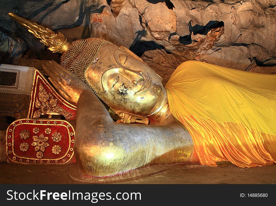 Buddha sleeping in the cave. , Khao Luang, Phet Buri. Buddha sleeping in the cave. , Khao Luang, Phet Buri.