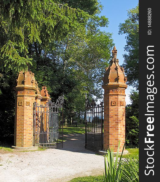 Red Brick gateway leading from Guild Inn to Scarborough Bluffs clifftop walk.