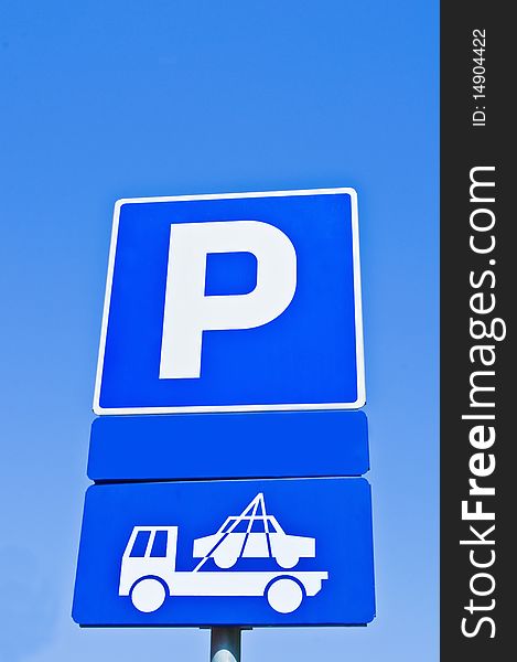 Prohibited parking metal sign with blue sky as background