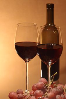 Red Wine And Grapes Royalty Free Stock Photography Red Wine And Grapes Royalty Free Stock Photography