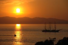 Sunset In Gulf With Yacht Royalty Free Stock Images Sunset In Gulf With Yacht Royalty Free Stock Images