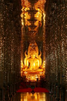Golden Buddha In The Mirror Chapel Royalty Free Stock Images Golden Buddha In The Mirror Chapel Royalty Free Stock Images