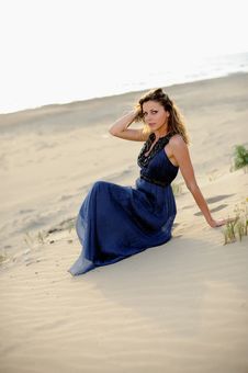 Beautiful Woman Sitting On The Beach In A Sand Royalty Free Stock Images Beautiful Woman Sitting On The Beach In A Sand Royalty Free Stock Images