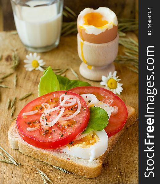 Sandwich with tomatoes, lettuce and eggs for breakfast