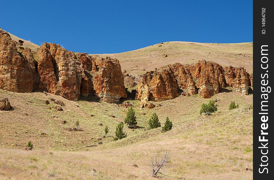 Basalt outcroppings near the town of Clarno, Oregon. Basalt outcroppings near the town of Clarno, Oregon.