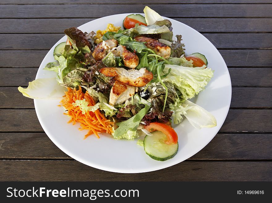 Mixed salad with fried chicken pieces