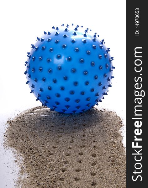 Pointy beach ball, leaving dotted trace in a sand.