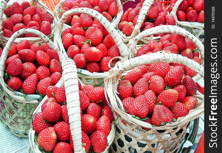 The strawberries in wood baskets