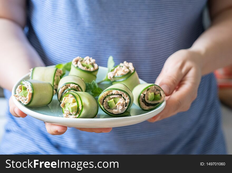 Cucumber roll with tuna, avocado and mayo chili sauce