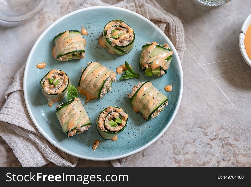 Cucumber roll with tuna, avocado and mayo chili sauce