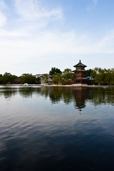 Chinese Tower And Lake Royalty Free Stock Images Chinese Tower And Lake Royalty Free Stock Images