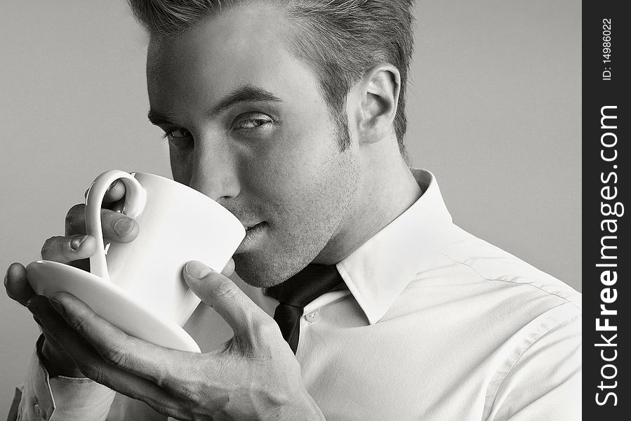 Young attractive macho drinking coffe. photo