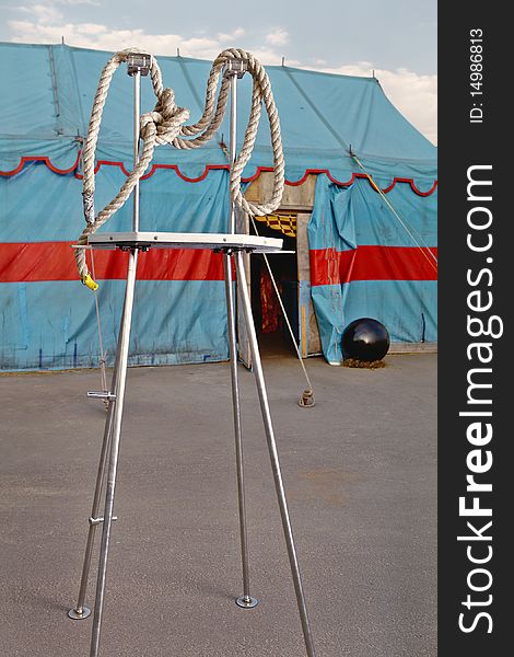 Circus symbolism. A wattled rope on a metal stage