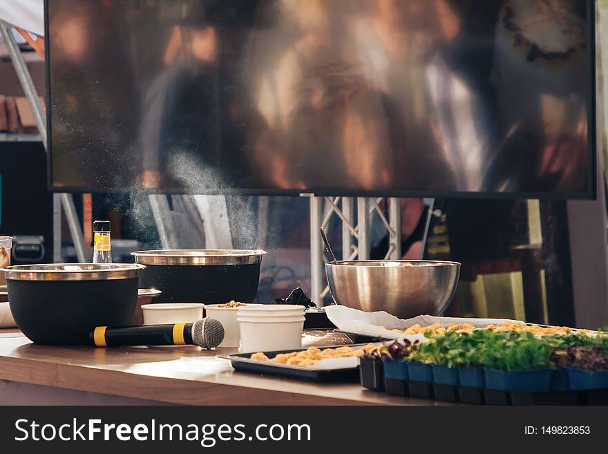 A place to demonstrate the art of the kitchen. Hanging the big screen lies the microphone the food is smoking