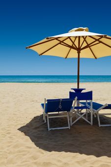 Deck Chairs Under An Umbrella Royalty Free Stock Photography