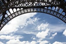 Eiffel Tower And Blue Sky Royalty Free Stock Images Eiffel Tower And Blue Sky Royalty Free Stock Images