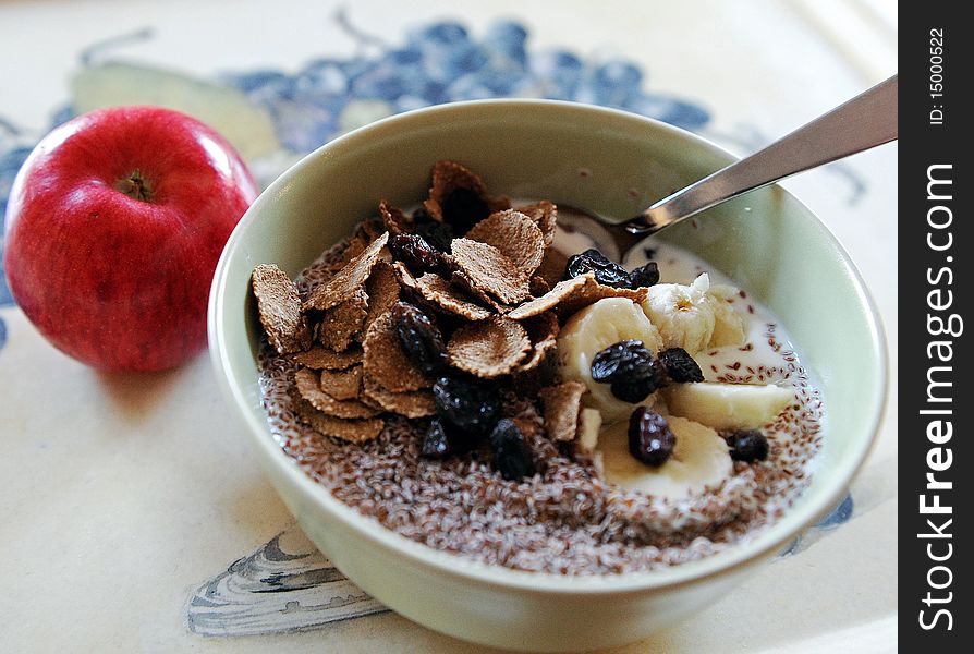 Helthy youghurtbreakfest with cereals and apple
