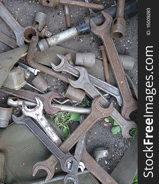 The scattered old and rusty wrenches