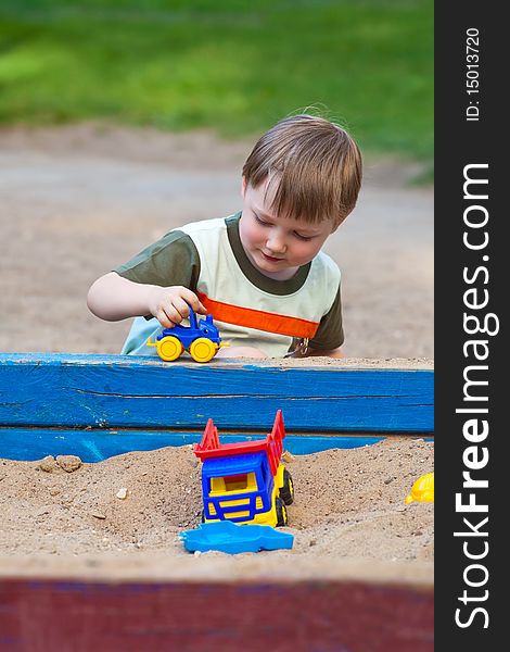 Child plays to a sandbox